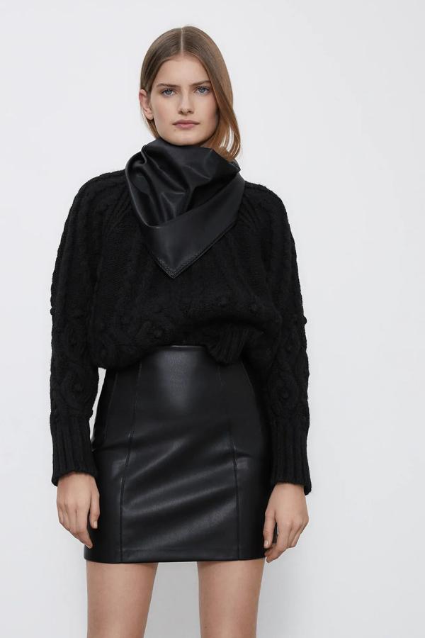 En color negro, esta falda mini de tiro alto de efecto piel cuenta con detalle de costuras marcadas y cierre en la espalda mediante cremallera. Es de Zara y tiene un precio de 19,95 euros.