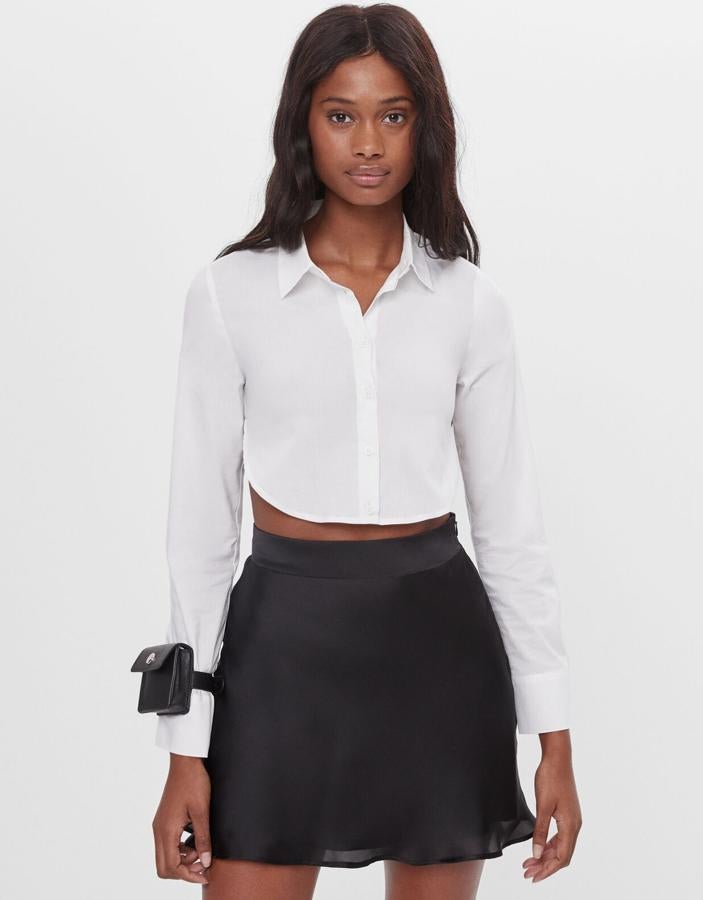 De satén en color negro, Bershka nos propone esta falda mini con ligero vuelto en el bajo que tiene un precio de 19,99 euros.