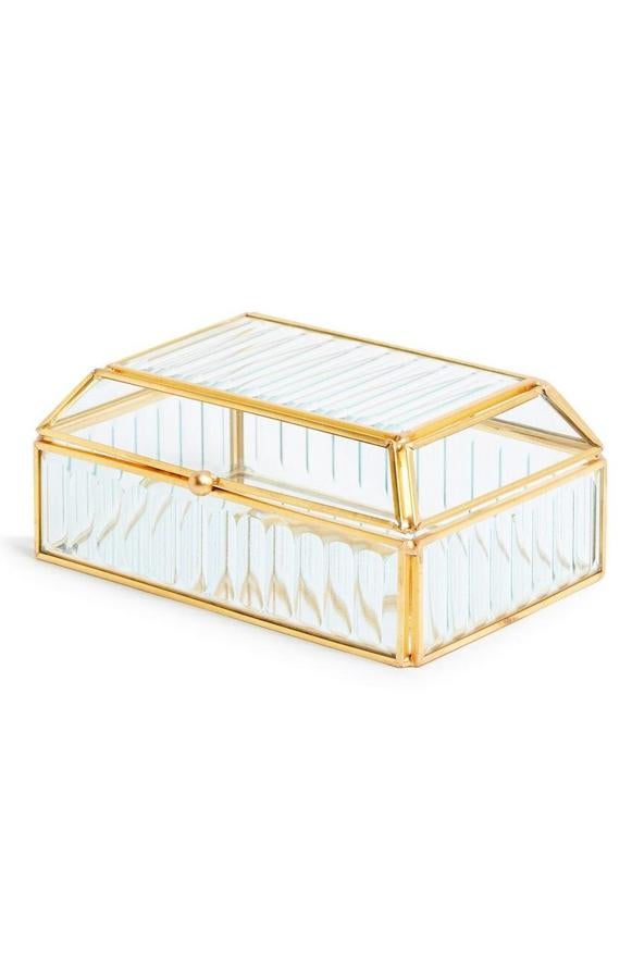 Este joyero de vidrio acanalado con bordes en dorado tiene un precio de 7 euros.