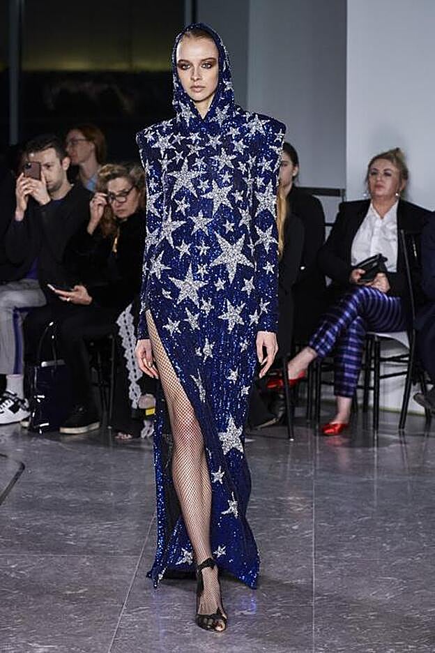 Look de inspiración setentera de la firma Naeem Khan.