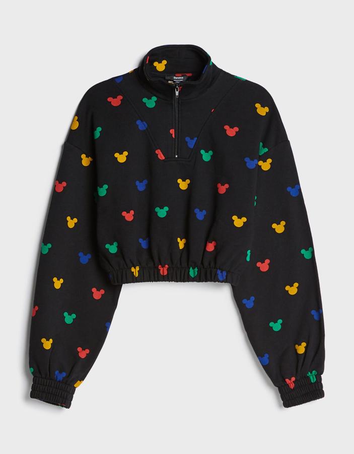 De color negro y con cremallera, esta sudadera de Mickey Mouse con elástico en el bajo tiene un precio de 19,99 euros.