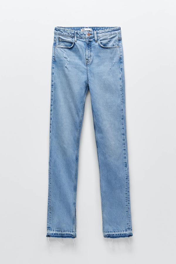 En color azul claro, estos pantalones vaqueros con efecto lavado y tiro alto cuenta con bajo acabado en evasé con aberturas laterales y acabado sin costura. Tienen un precio de 29,95 euros.