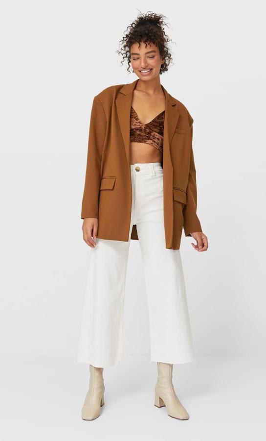 Este pantalón culotte en color crudo con tiro alto y pernera ancha con bajo deshilachado es de Stradivarius y tiene un precio de 25,99 euros.