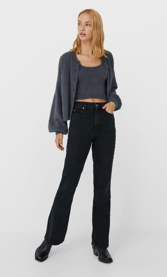 Disponible en negro o azul, estos jeans flare de tiro alto con bajo acabado en evasé son de Stradivarius y tienen un precio de 25,99 euros.