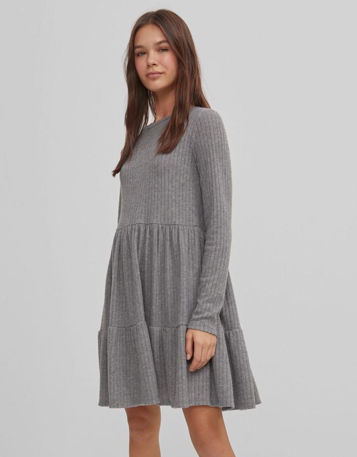 Este vestido babydoll de color gris también está disponible en negro. De manga larga y cuello redondo, tiene un precio de 17,99 euros.