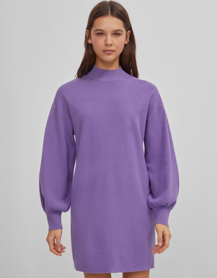 En color morado, este vestido corto con manga con volumen y cuello redondo tiene un precio de 19,99 euros.