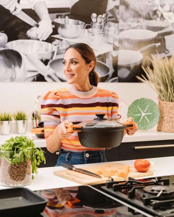 Otro de nuestros favoritos:  este jersey de rayas multicolores y manga puffy de Zara  que Tamara Falcó combinó con vaqueros de cintura marcada consiguiendo un look de lo más favorecedor.