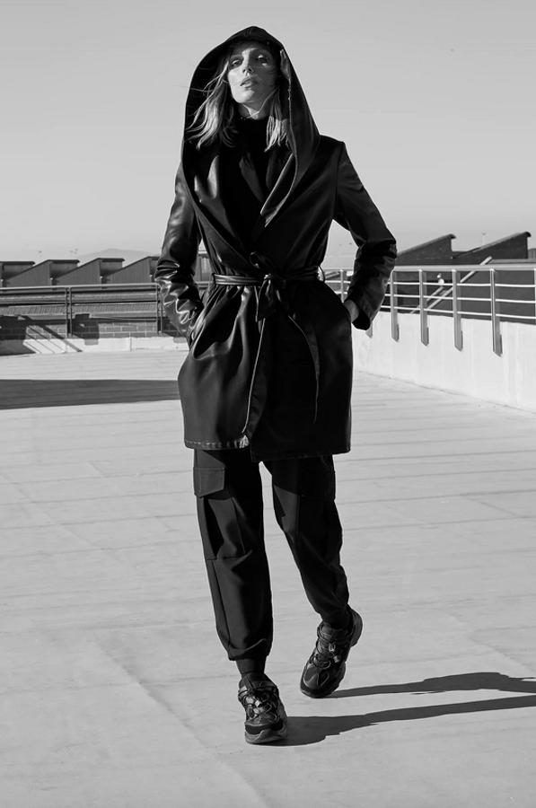 Este abrigo en efecto piel es de Zara y viene con cuello de solapa con capucha, mangas largas y bolsillos laterales ocultos en costura. Tiene un precio de 49,95 euros y está disponible entre las tallas XS y XXL.