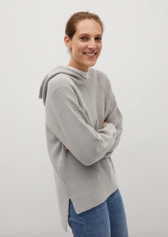 Confeccionada en mezcla de lana de punto fino, con diseño ancho, detalles calados, bajo asimétrico con aberturas laterales y terminaciones en canalé, esta sudadera con capucha de Mango en color gris está rebajada y de 39,99 euros ha pasado a costar 29,99 euros. Está disponible en las tallas XS, S y M.
