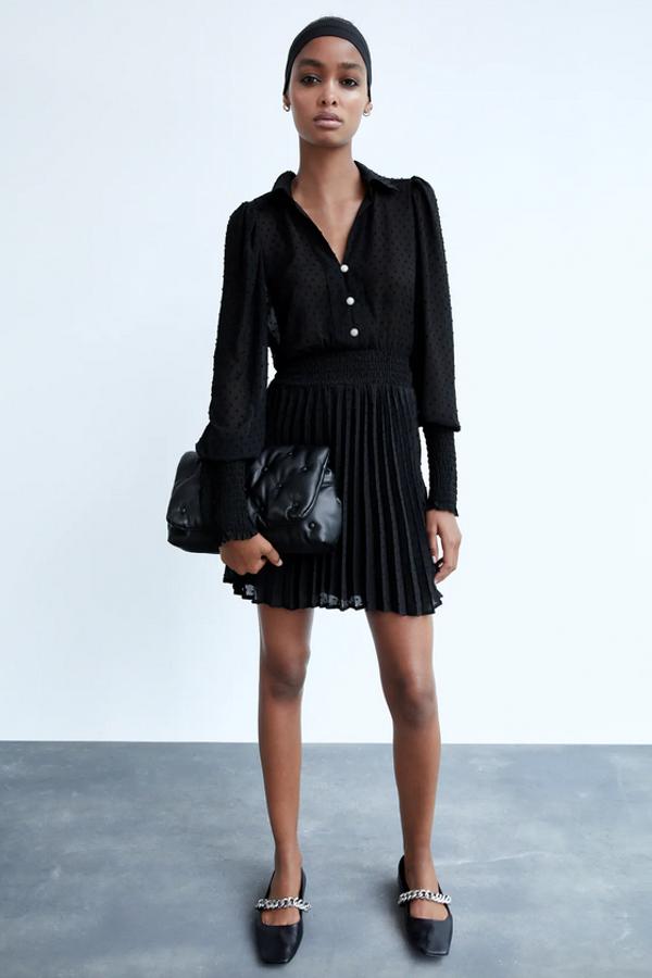 Confeccionado en plumeti y con falda plisada, este vestido corto de Zara de cuello solapa y escote de pico tiene las mangas acabadas en puño elástico, cintura también elástica y cierre frontal con botones joya. Está rebajado y de 39,95 euros ha pasado a 19,99 euros, pero solo queda en las tallas L y XL.