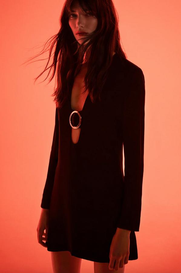 Con tejido satinado y detalle de hebilla metálica en el escote de pico, este vestido de Zara viene con mangas largas acabadas en abertura. Cuesta 29,95 euros y está disponible en las tallas XS y S.