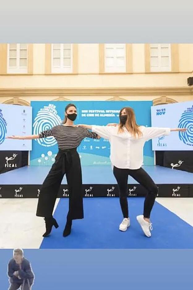 El look de Amaia Salamanca (izq.) en el Festival Internacional de Cine de Almería.