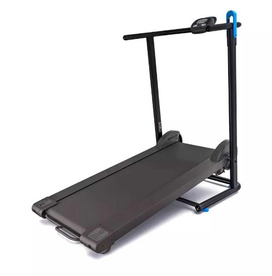 Para los que quieran una opción más barata, la propuesta 'low cost' de Decathlon es esta cinta para andar W100, una sencilla cinta no motorizada provista de un plano con una inclinación del 15%, perfecta para practicar la marcha deportiva, quemar calorías y mejorar sus capacidades cardíacas. Precio: 199 euros.