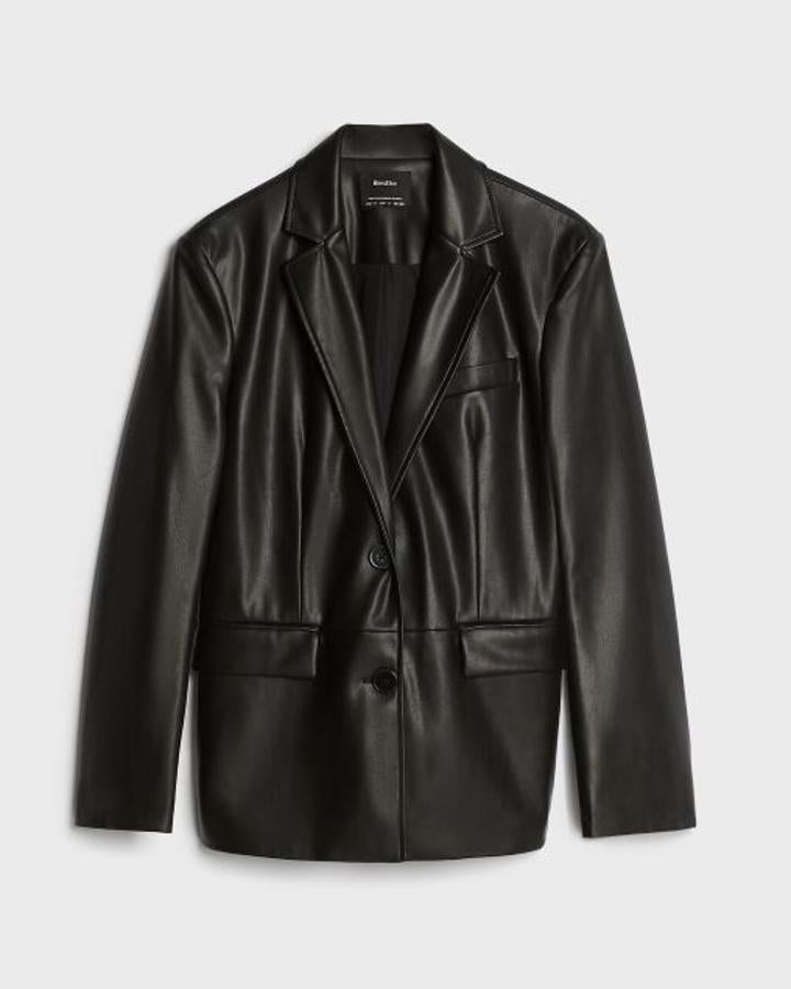 Las blazer se llevan este año en tejido efecto piel. Y aunque parece un tejido solo apto para las más atrevidas, tenemos que decirte que, combinada con una camiseta blanca y unos jeans, puedes conseguir un look arrasador. Este modelo es de Bershka y cuesta 29,99 euros.