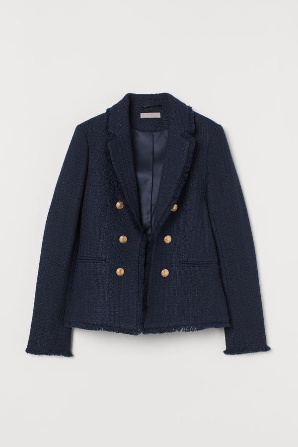 Para los estilos más clásicos, H&M tiene un modelo con mezcla de lana tipo tweed en color azul marino ideal (59,99 euros).