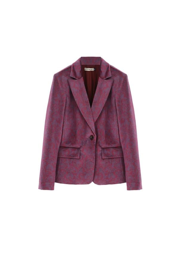 Para modelos originales este que propone la firma Please. Una blazer de terciopelo estampada en un granate claro ideal para combinar con pantalones vaqueros (175 euros).