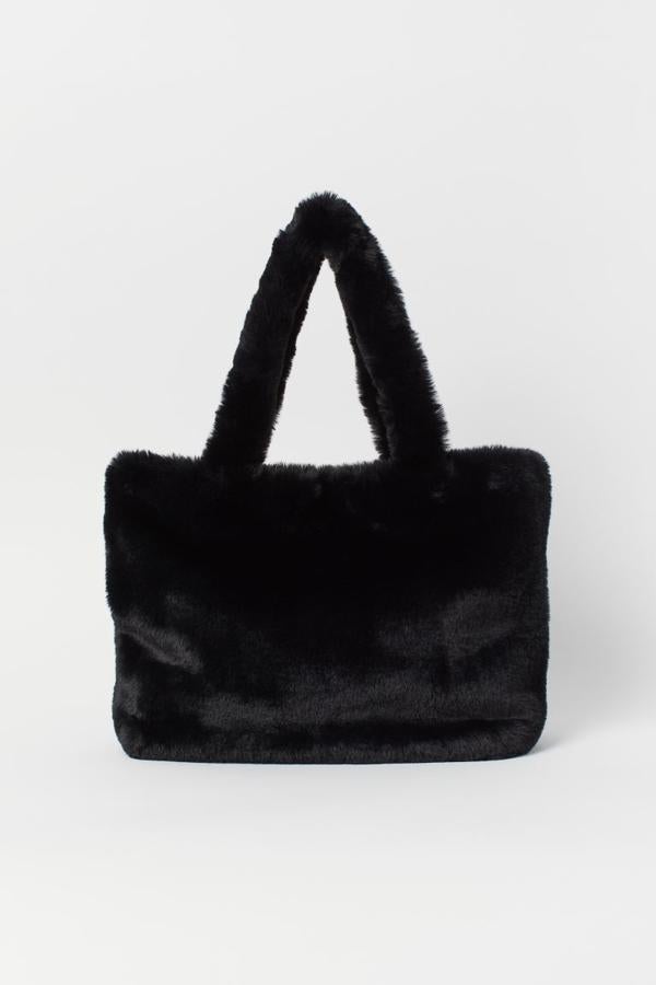 Shopper bag de pelo sintético con doble asa, de H&M (29,99 €).