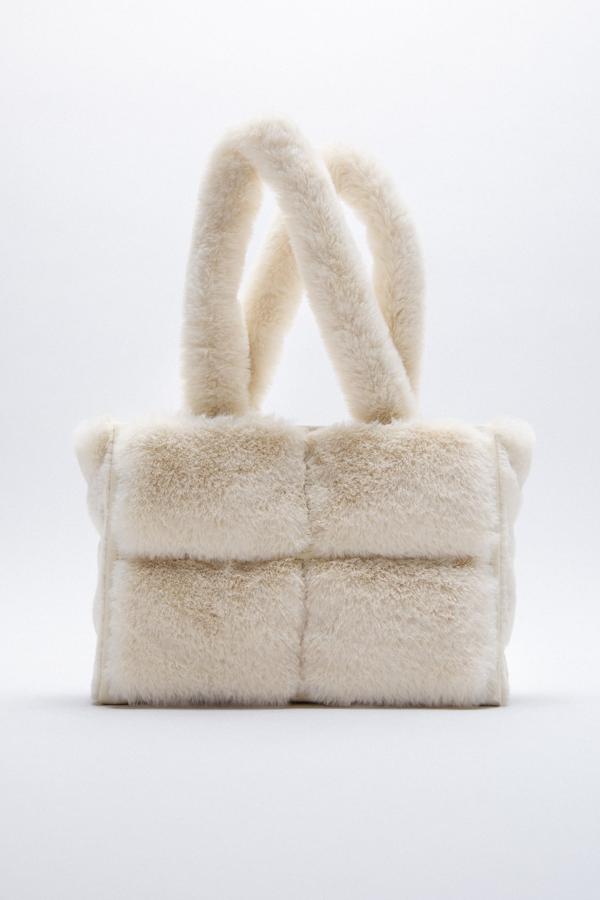 Bolso tipo shopper con asas largas de pelo, de Zara (35,95 €).