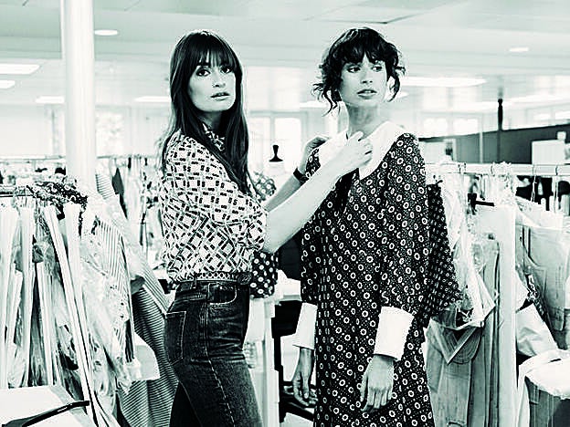 La compositora Clara Luciani revisa algunos de sus bocetos y prueba uno de sus diseños para Sandro a una modelo.