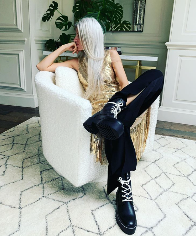 Las editoras de moda más prestigiosas lo tienen claro desde hace tiempo: combinar cualquier prenda de lentejuelas con unas botas más o menos rudas es una manera fácil y efectiva de llevar el brillo a los looks de día. Esta temporada es perfecta para practicar este giro: tenemos mil botas militares en el low cost.