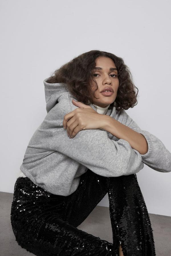 Seguramente tienes ya en tu armario los famosísimos pantalones 'flare' de lentejuelas que propone Zara: son el best séller del invierno (39,95 euros). Pero, además, no pueden ser más versátiles. Además de servirte de apoyatura para cualquier look de fiesta, lo puedes llevar durante el día con una sencilla sudadera, en este caso gris.