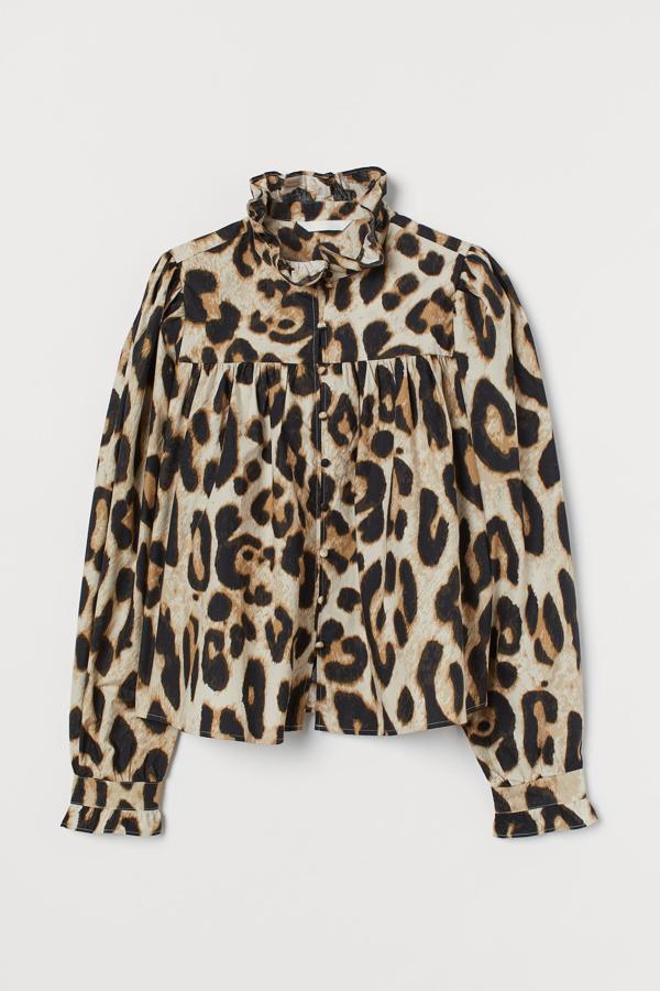 Blusa con volumen y detalles de volantes, con estampado animal print, de la colección de fiesta de H&M (19,99 euros).