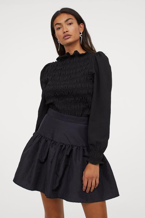 Minifalda de tafectán con vuelo, de la colección de fiesta de H&M (19,99 euros).