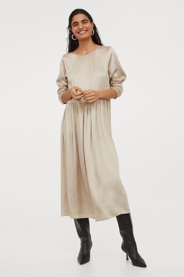 Vestdo de raso en color champagne, de largo midi y corte amplio, de la colección de fiesta de H&M (24,99 euros).