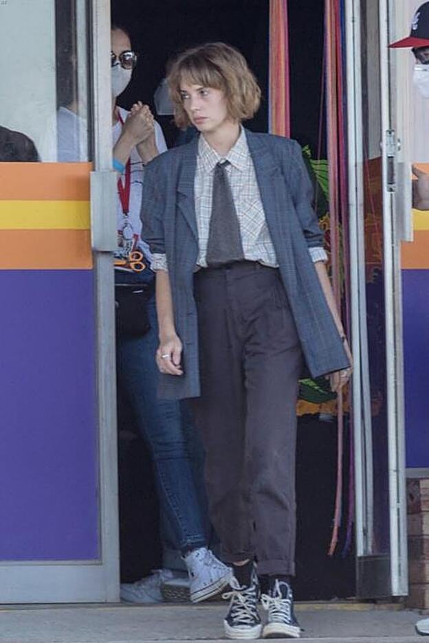Maya Hawke en el rodaje de la cuarta temporada de Stranger Things con el look ochentero que ha desatado furor.
