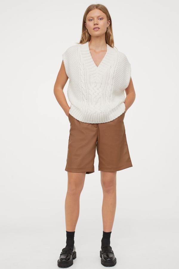 Confeccionadas en piel sintética con detalle de pinzas, estas bermudas en marrón claro son de H&M y vienen con diseño de talle alto, bolsillos al bies y cierre de cremallera con corchete. Cuestan 29,99 euros y están disponibles entre las tallas 32 y 50.