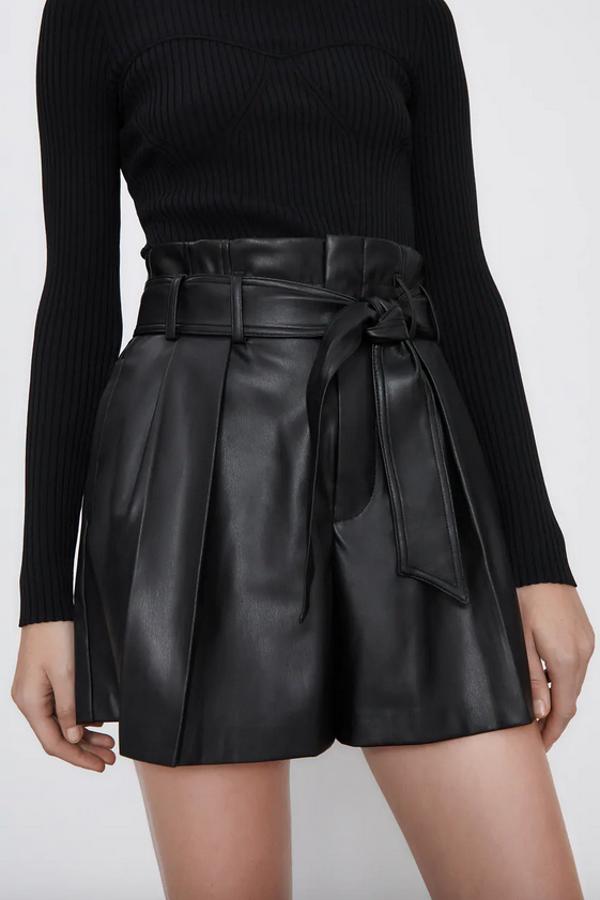 En efecto piel en color negro, estas bermudas de Zara de tiro alto con bolsillos laterales y detalle de pinzas vienen con cinturón a tono en el mismo tejido. Podemos encontrarlas entre las tallas XS y XXL por 19,95 euros.