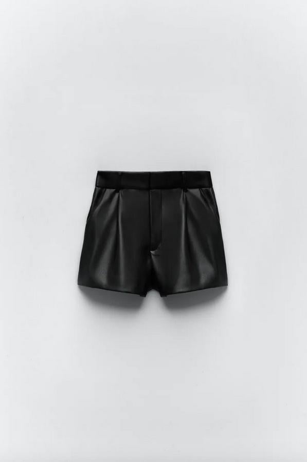 Estos shorts de tiro alto en efecto piel vienen con bolsillos laterales y detalle de pinzas. En color negro, tienen un precio de 19,95 euros y podemos encontrarlos en Zara entre las tallas XS y XXL.