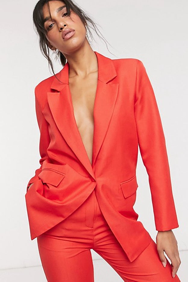 El traje de Asos tiene el mismo 'fit' que el de Carolina Herrera, pero un color rojo anaranjado.