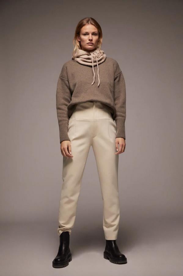 Disponible en crudo y en negro, este pantalón de tiro alto con diseño cigarrette viene con cierre frontal con cremallera y gancho metálico. De 29,95 euros ha pasado a costar 15,99 euros y está disponible entre las tallas XS y XXL.