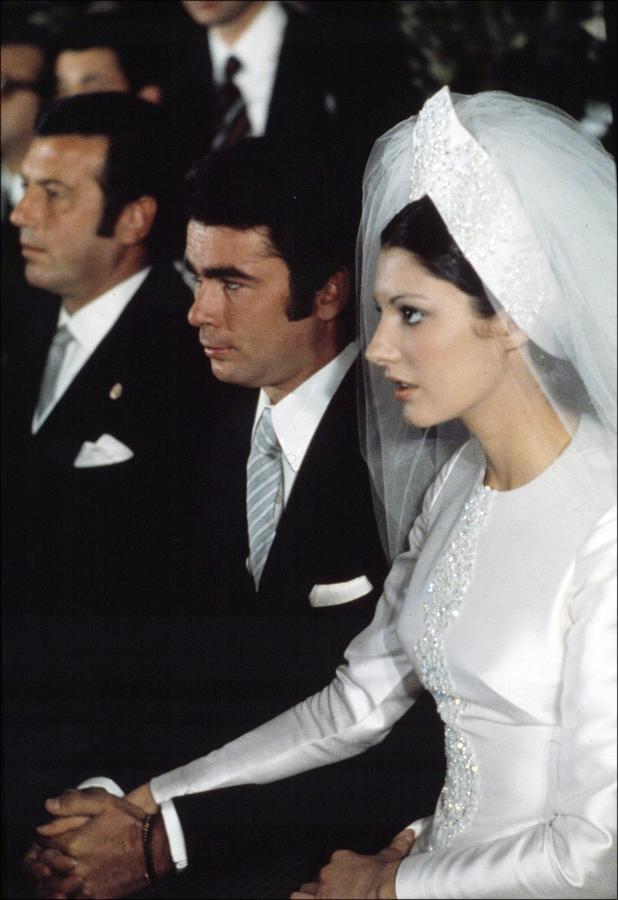 Puede que el de su boda sea su estilismo más icónico de todos: un vestido de cuerpo ajustado y manga larga, al que le robó el protagonismo una dieadema/corona de inspiración soviética y un velo superlativo que la conviriteron en icono, idea de su hermana Belén.