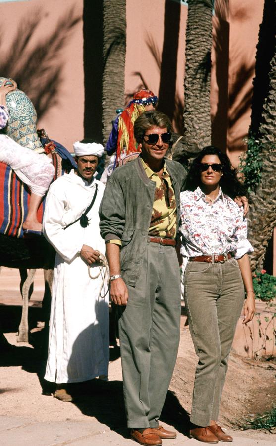 ¿Mood Safari? ¡Claro! Pantalón verde militar, camisa estampada y gafas de sol, un outfit en el que ganar sin arriesgar. Quien diga lo contrario miente: Carmina (y sus looks) son icónicos.