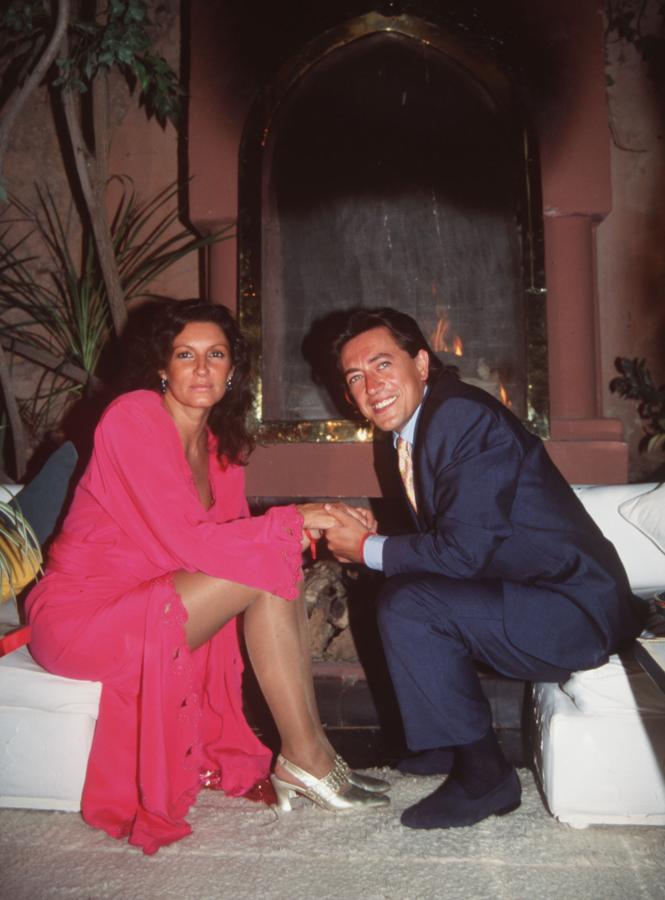 Tampoco tenemos palabras para este vestido fucsia combinado con salones dorados y mangas larga con avertura en la parte delantera.