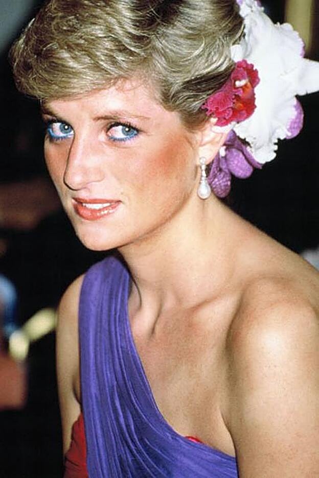 Lady Di llevaba máscara negra en las pestañas superiores y eyeliner azul en la línea de agua de las pestañas inferiores.
