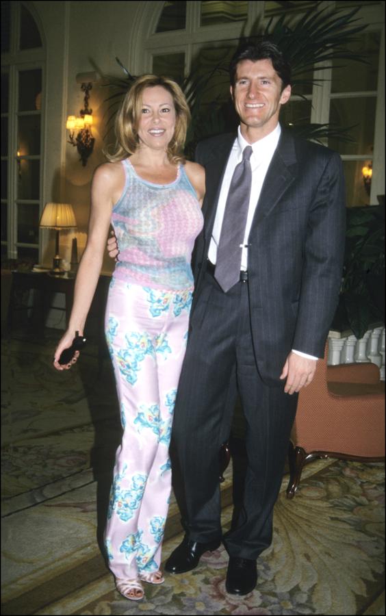 En los años '90, cuando el concepto aún no existía, Ana Obregón fue la primera WAG del Real Madrid por su relación con Davor Suker. El croata era la estrella del equipo, y junto a él, la actriz vivió una de sus etapas más bonitas y estables. Dijo que en él encontró todo lo que necesitaba, sin buscarlo, que la aceptaba, la admiraba y no trataba de cambiarla. Sin embargo, después de tres años de noviazgo y una pedida de matromonio accidentada (él metió el anillo de compromiso en una copa y ella casi se ahoga con él), la relación se rompió.