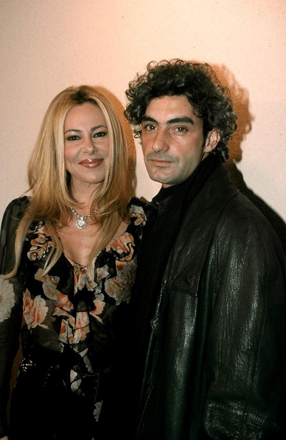 Ana Obregón y Miki Molina coincidieron en 'Ana y los siete'. Y entre escena y escena en plató, protagonizaron una mucho más tórrida que cualquier guion en un coche en plena calle, donde fueron pillados por los paparazzi y se convirtieron durante semanas en protagonistas de la crónica rosa. Finalmente, la revista que publicó las fotos tuvo que indemnizarlos.