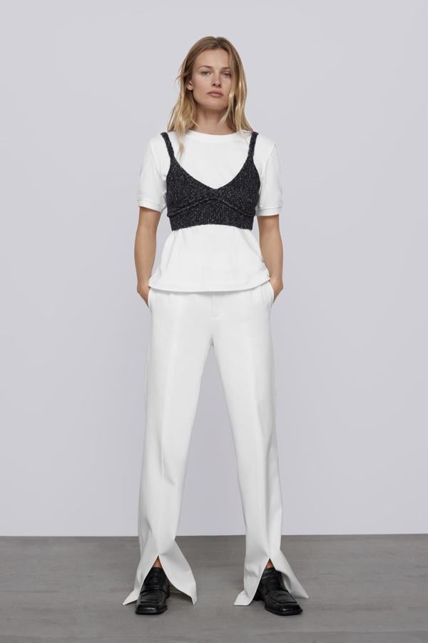 Este look de Zara es un guiño a la silueta noventera, declinado en tonos neutros y prendas noventeras, que demuestra que un microtop de punto y una camiseta de manga corta pueden combinar mejor de lo que parece en la teoría.