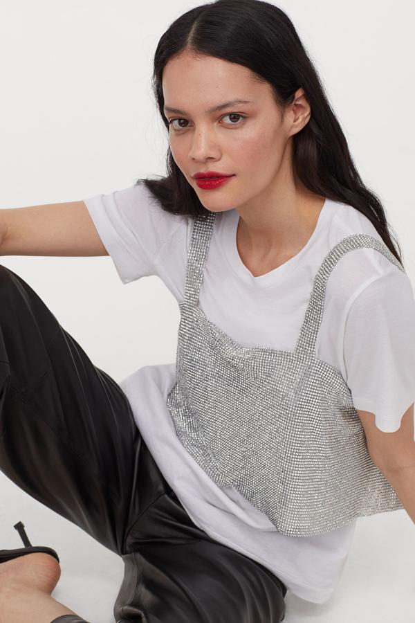 Top de tirantes de malla metálica sobre camiseta de manga corta, todo de H&M.