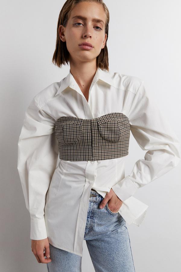 Top tipo bandeau con estampado cuadro Príncipe de Gales sobre una camisa blanca masculina, todo de Sfera.