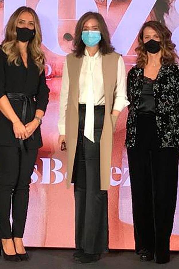 Lourdes Garzón, directora de Mujerhoy, con Amaia Campos, Directora de Publicidad de CMVocento (izquierda) y Rosa Alonso, Directora de Publicidad del Área Mujer de CMVocento (derecha).