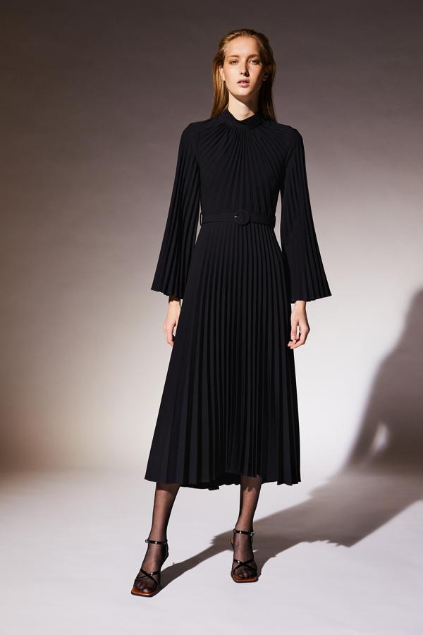 Diseño midi plisado y manga campana para este vestido con detalle de cinturón a tono con hebilla forrada. Podemos encontrarlo en las tallas S, M y L por 49,99 euros.