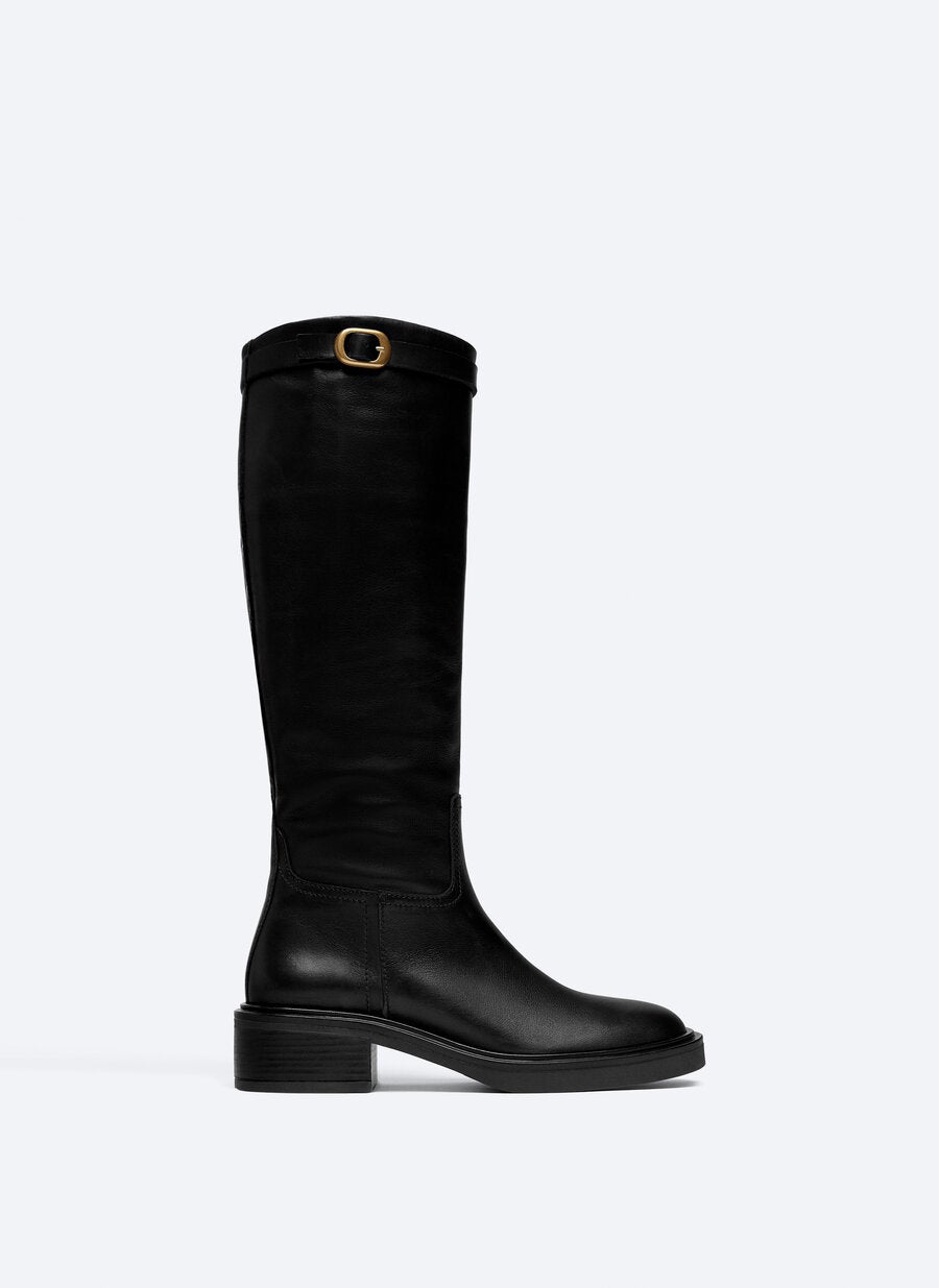 Botas altas de piel estilo hípica con detalle de hebilla en la parte superior de la caña. (169 euros). Ideales para combinar con absolutamente todo.