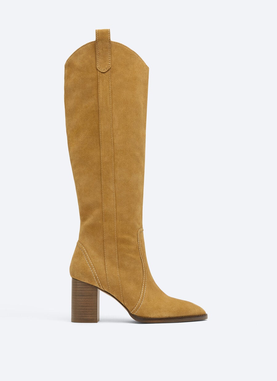 Botas de tacón alto con tejido de serraje en color camel. (159 euros).