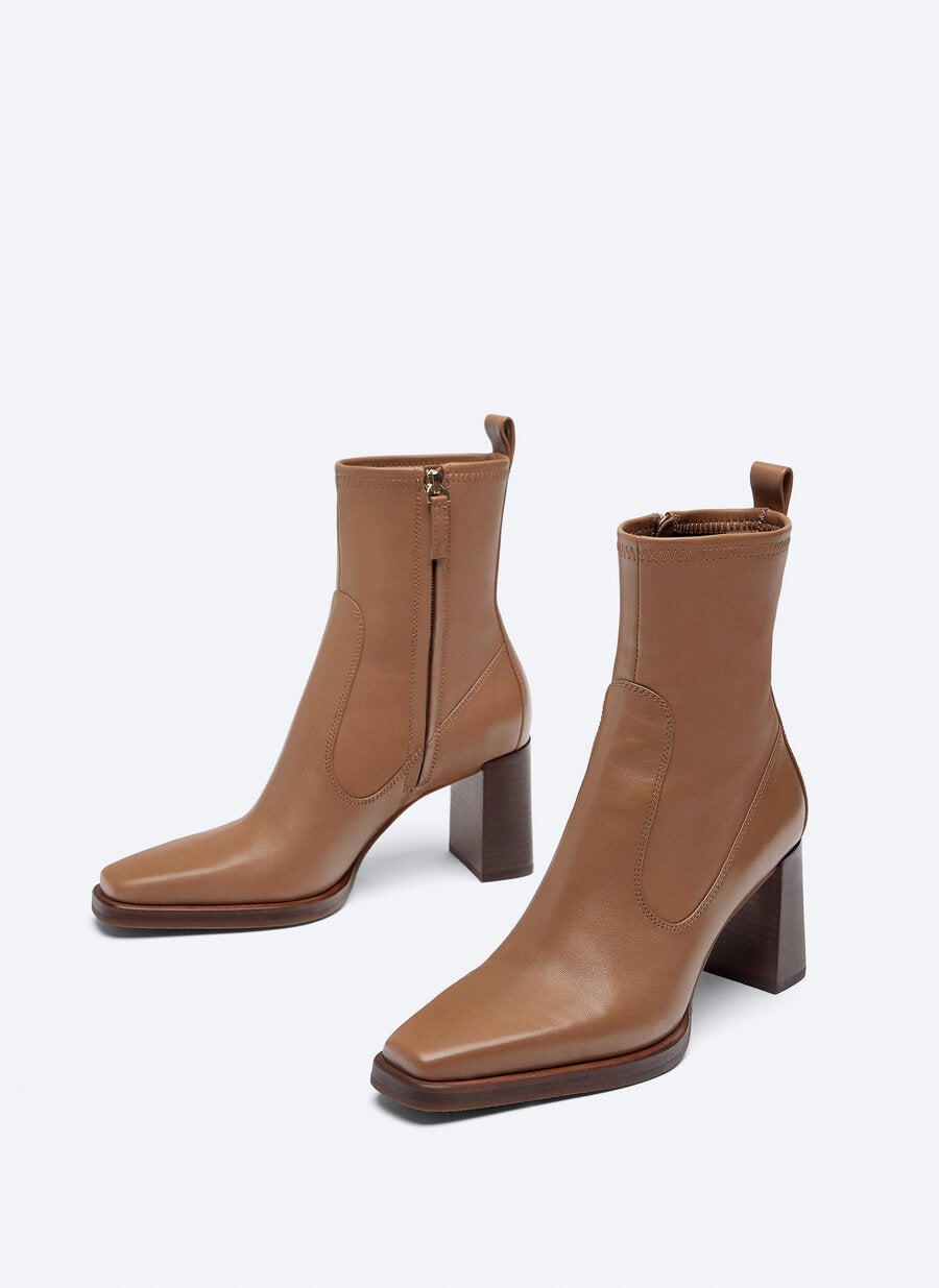 Botines de piel ovina en color camel de lo nuevo de Uterqüe. Un calzado cómodo para el día a día gracias a su tacón cuadrado. (129 euros).