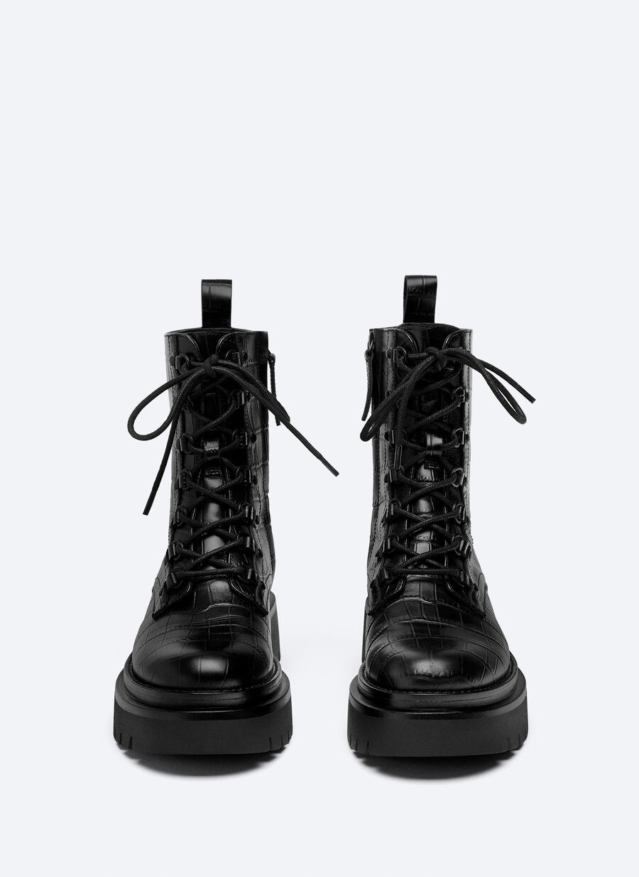 Crea estilismos más cañeros con las botas acordonadas de estampado print de Uterqüe. Un best seller que se vende sin parar y al que vas a sacar partido en 2021 y el resto de tu vida. (139 euros).