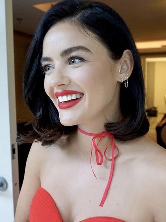 En cambio, si lo tuyo es un corte de pelo de película que luzca perfectamente peinado, este de estilo hollywoodiense que lleva la actriz Lucy Hale te encantará. Este bob con puntas romas y tupé en la parte del flequillo nos recuerda al glamur clásico y atemporal de Hollywood. "Una de las novedades para el año que viene es el tratamiento del contorno, se recuperan las puntas trabajadas con cepillo hacia adentro y se añade a la melena una ondulación muy suave, pero muy sensual. La textura del pelo se prepara hasta aparecer brillante y lograr un look de cine", asegura Rafael Bueno de Rafael Bueno Peluqueros.